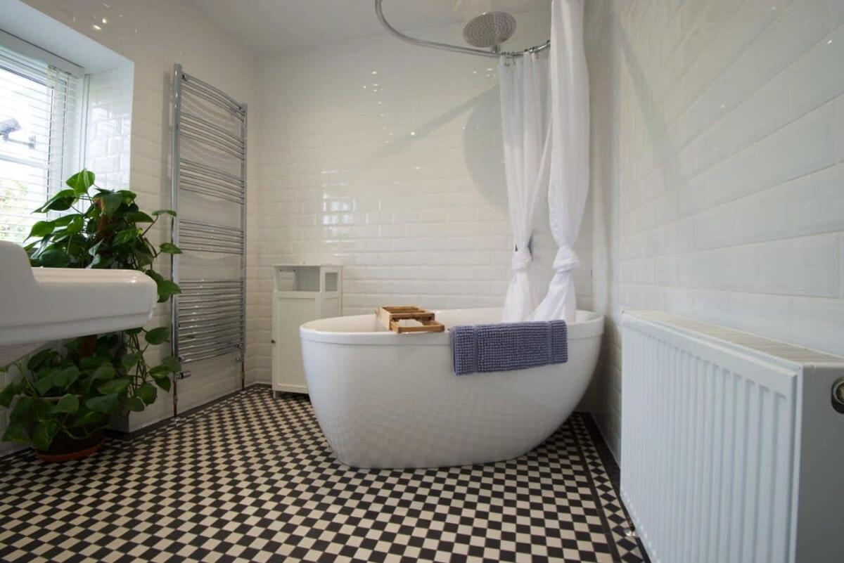 Spacious Town House With Swimming Pool Плімут Екстер'єр фото